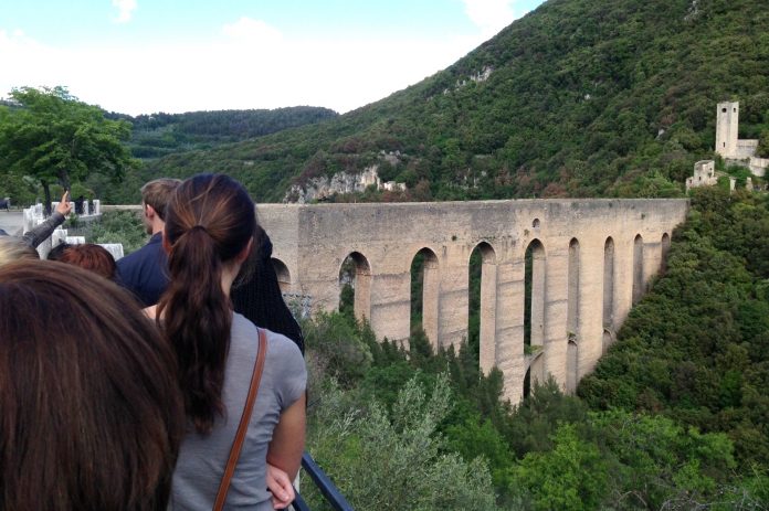 Spoleto Ponte Torri turisti