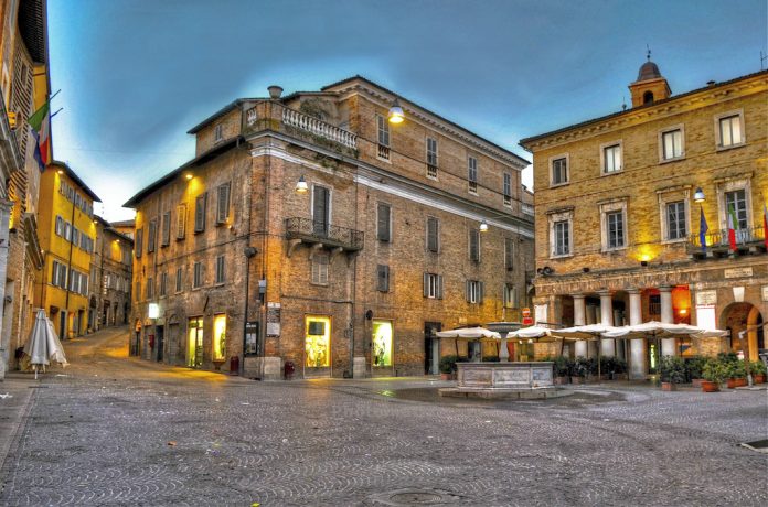 Urbino Piazza della Repubblica