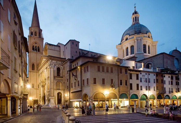 Mantova Piazza Erbe e Sant'Andrea