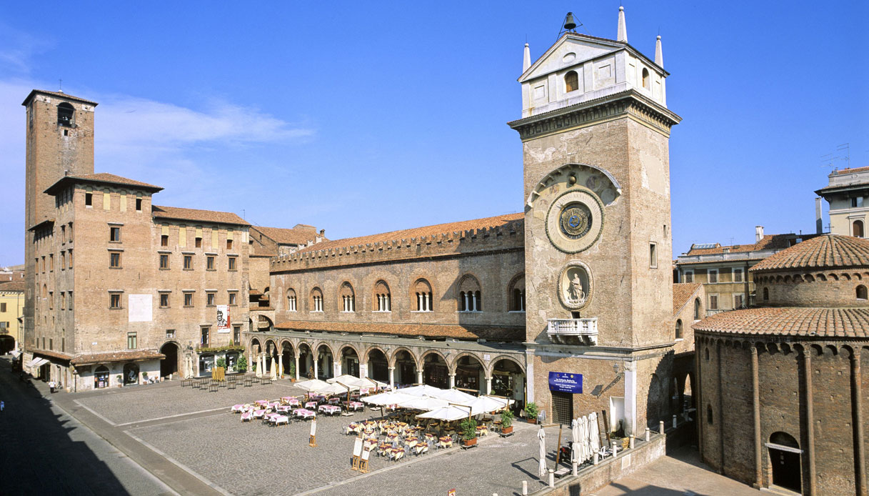 14 Mantova Piazza Erbe - Luoghi di Interesse