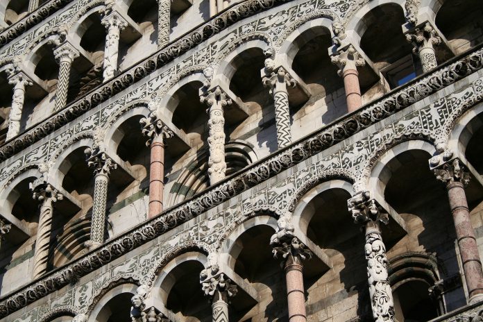 Lucca Chiesa San Michele Logge