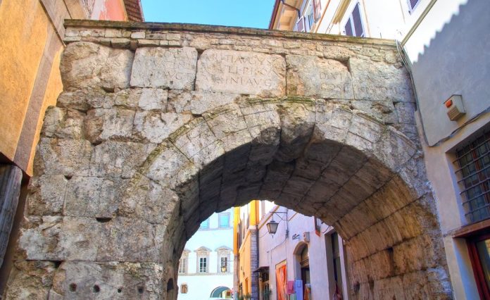 Spoleto Arco di Druso e Germanico