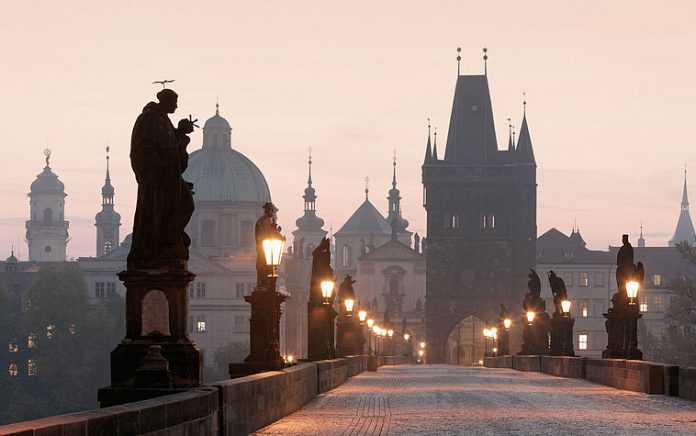 Praga Ponte Carlo Statue