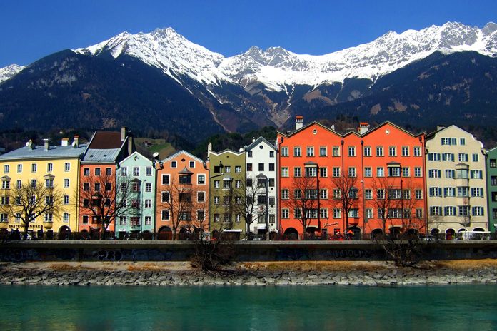 Innsbruck case colorate sul fiume Inn