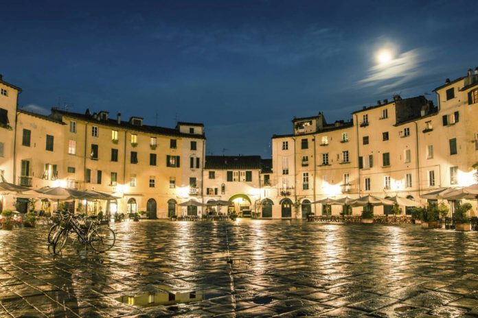 Lucca Piazza Anfiteatro