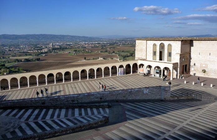 Assisi Piazza San Francesco