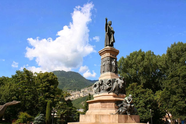 Trento Monumento di Dante